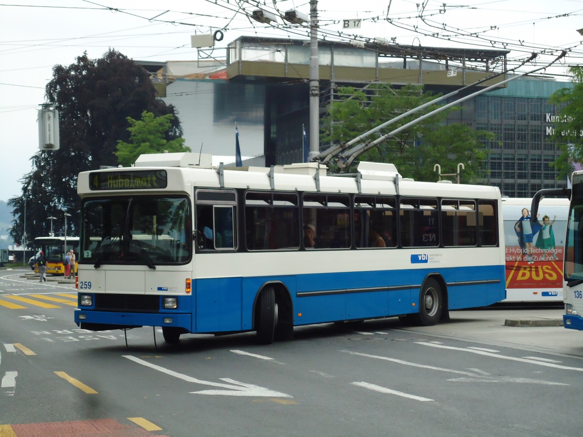 (145'698) - VBL Luzern - Nr. 259 - NAW/R&J-Hess Trolleybus am 8. Juli 2013 beim Bahnhof Luzern
