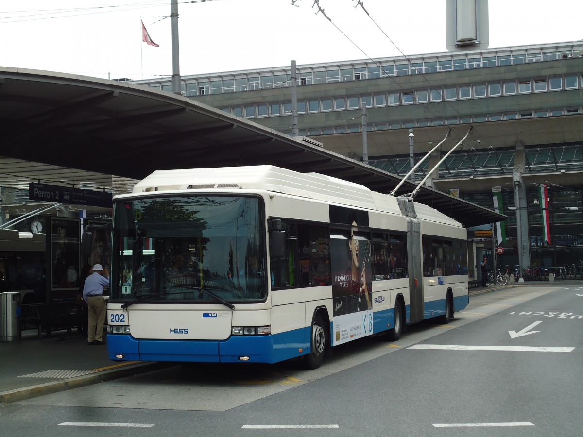 (145'701) - VBL Luzern - Nr. 202 - Hess/Hess Gelenktrolleybus am 8. Juli 2013 beim Bahnhof Luzern
