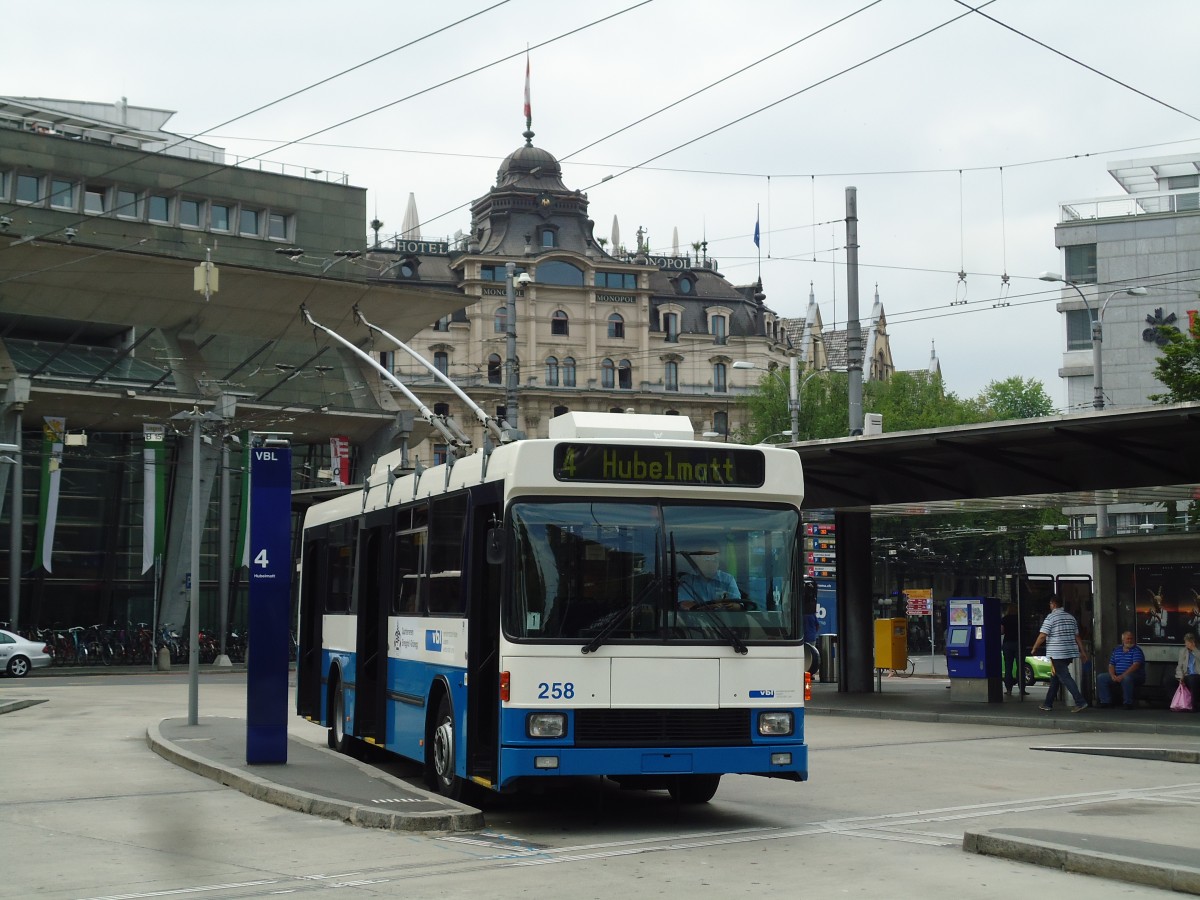(145'712) - VBL Luzern - Nr. 258 - NAW/R&J-Hess Trolleybus am 8. Juli 2013 beim Bahnhof Luzern