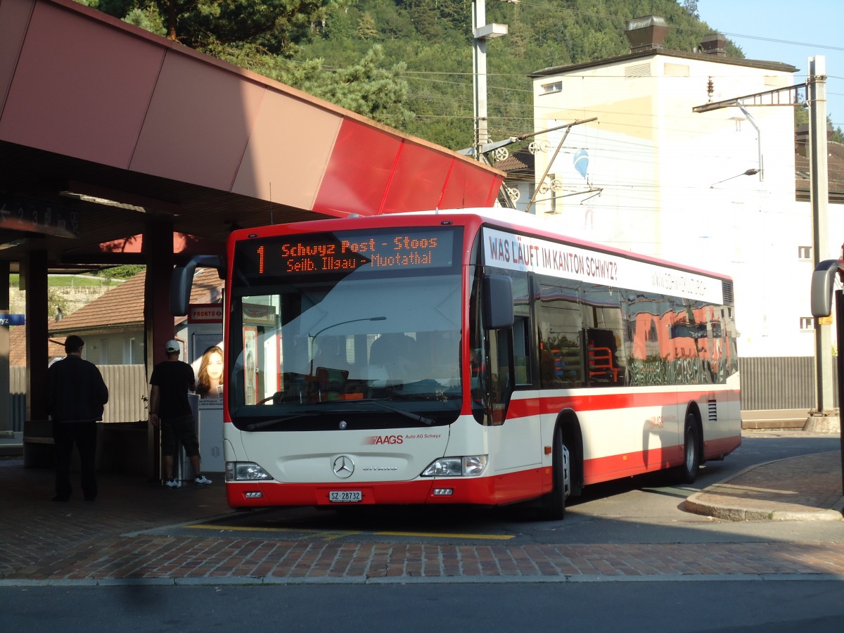 (145'802) - AAGS Schwyz - Nr. 32/SZ 28'732 - Mercedes am 20. Juli 2013 beim Bahnhof Schwyz