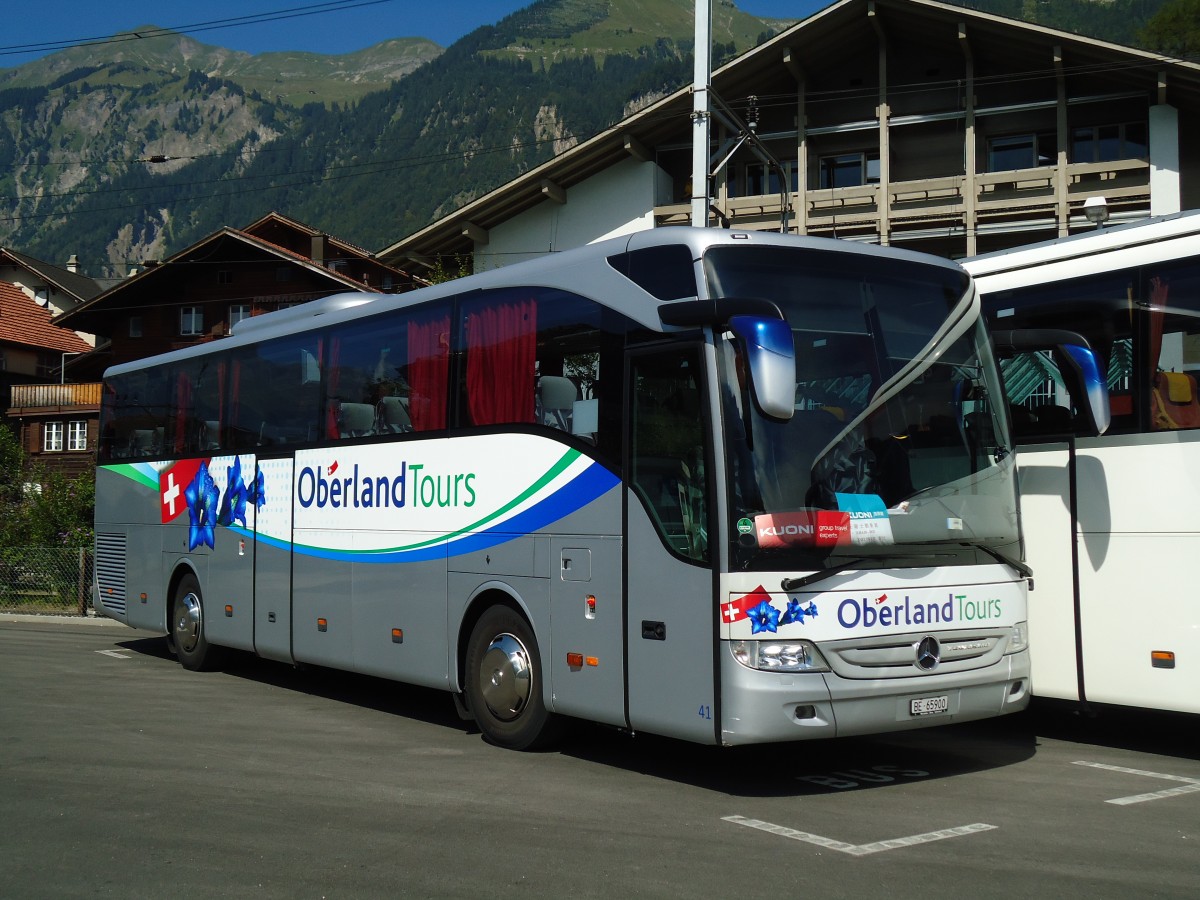 (146'976) - Oberland Tours, Grindelwald - Nr. 41/BE 65'900 - Mercedes (ex Vorfhrfahrzeug Fussball WM 2012) am 2. September 2013 beim Bahnhof Brienz
