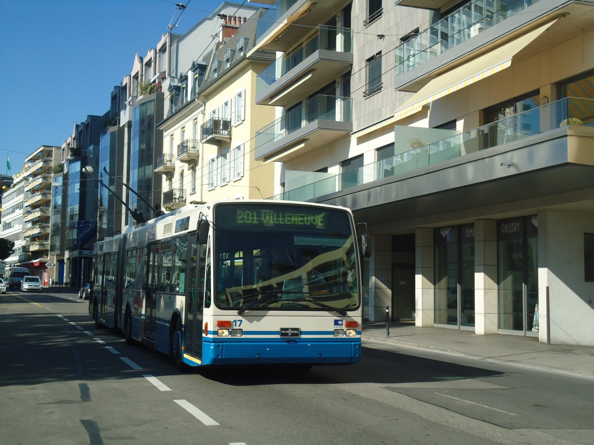 (147'347) - VMCV Clarens - Nr. 17 - Van Hool Gelenktrolleybus am 22. September 2013 in Montreux, Escaliers de la Gare