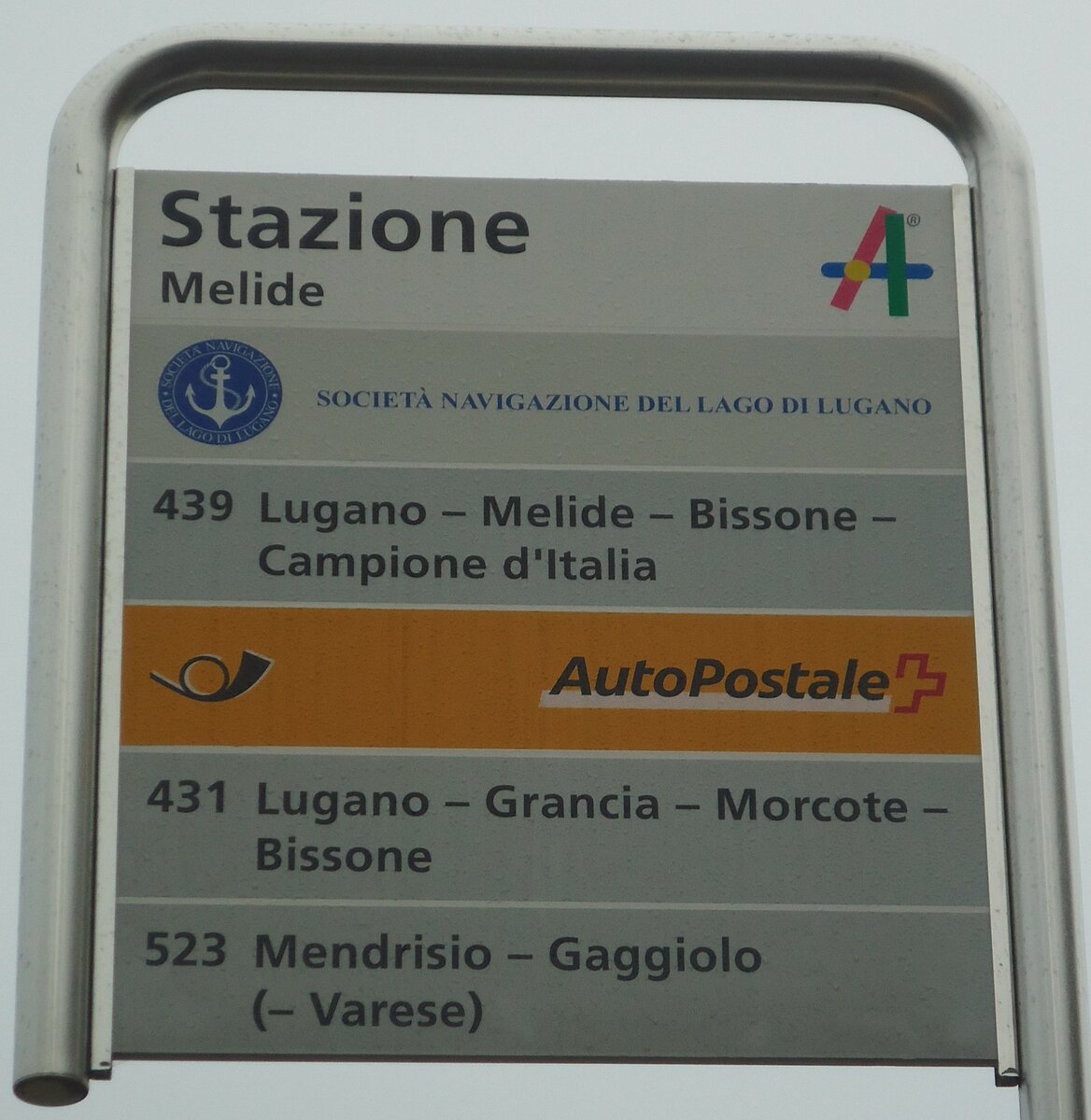 (147'769) - SOCIET NAVIGAZIONE DEL LAGO DI LUGANOPostAuto-Haltestellenschild - Melide, Stazione - am 6. November 2013