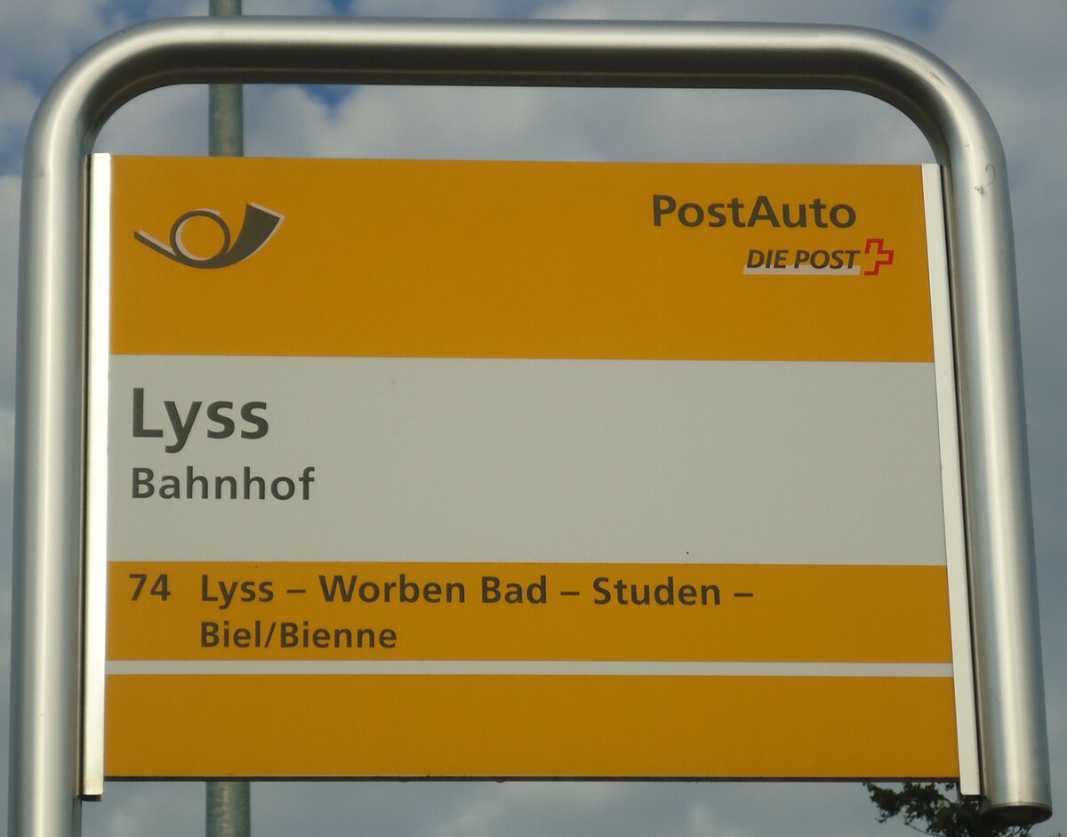 (147'902) - PostAuto-Haltestellenschild - Lyss, Bahnhof - am 8. November 2013