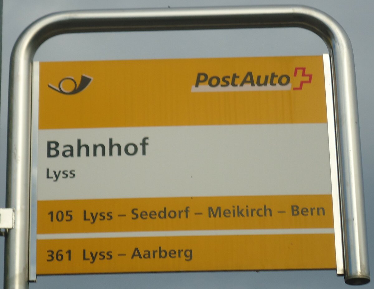 (147'904) - PostAuto-Haltestellenschild - Lyss, Bahnhof - am 8. November 2013