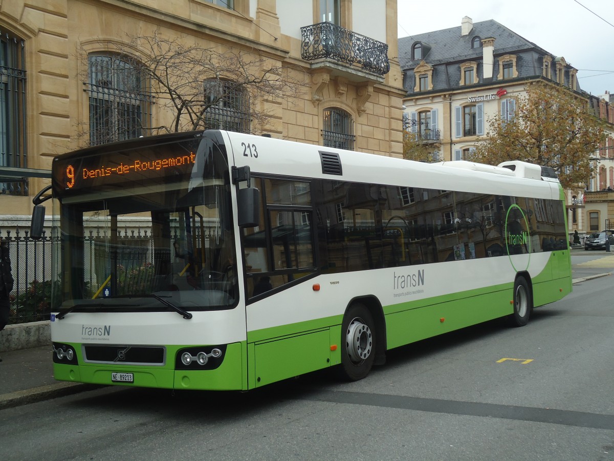 (147'994) - transN, La Chaux-de-Fonds - Nr. 213/NE 89'213 - Volvo (ex TN Neuchtel Nr. 213) am 8. November 2013 in Neuchtel, Place Pury