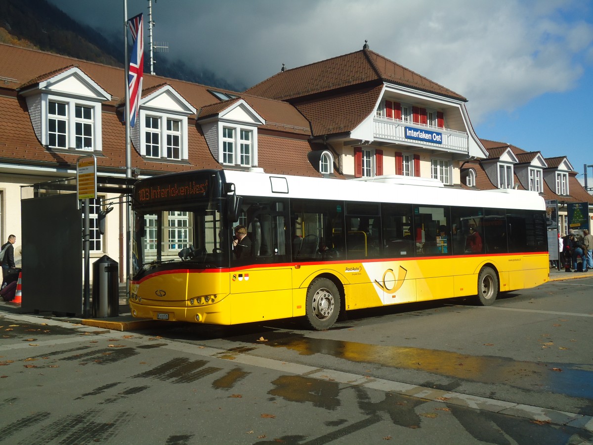 (148'053) - PostAuto Bern - BE 610'535 - Solaris am 11. November 2013 beim Bahnhof Interlaken Ost