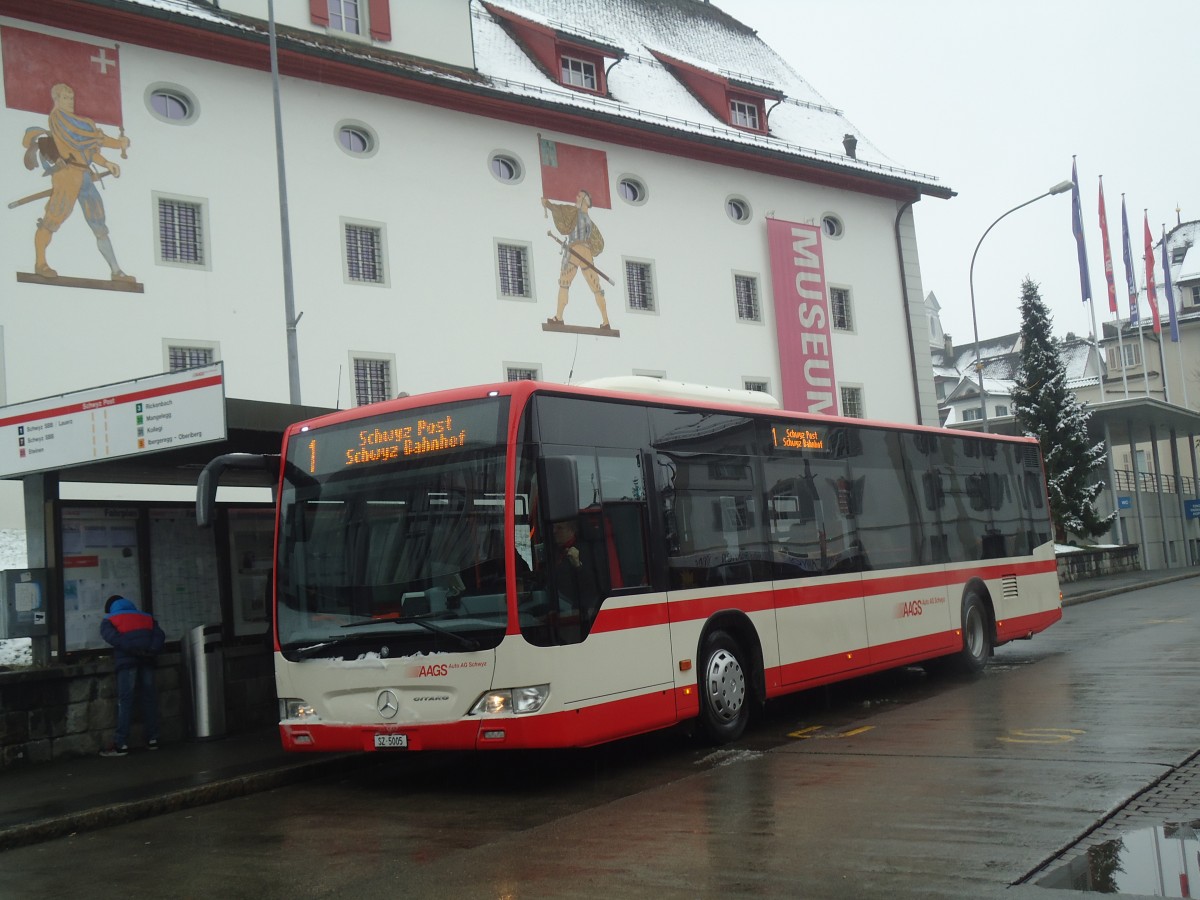 (148'136) - AAGS Schwyz - Nr. 5/SZ 5005 - Mercedes am 23. November 2013 in Schwyz, Post