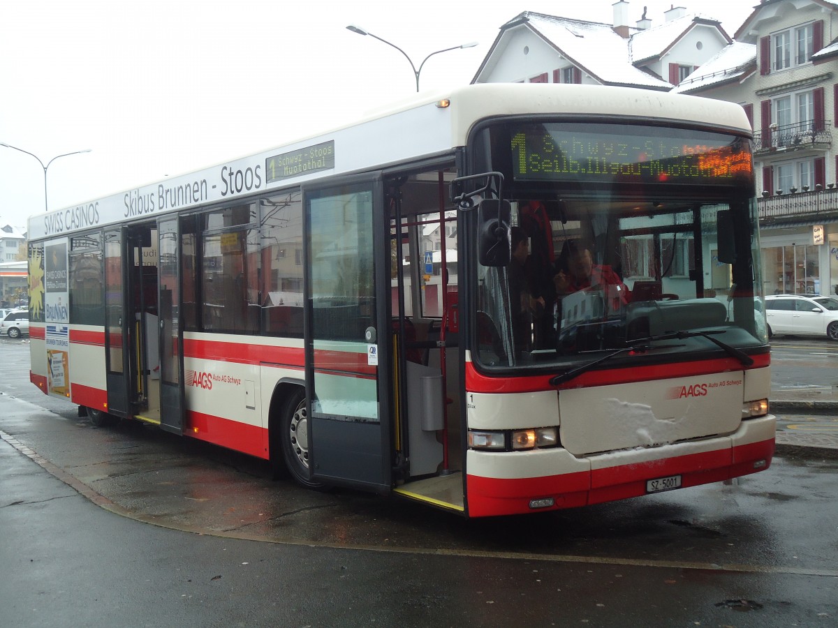 (148'156) - AAGS Schwyz - Nr. 1/SZ 5001 - Scania/Hess am 23. November 2013 beim Bahnhof Schwyz