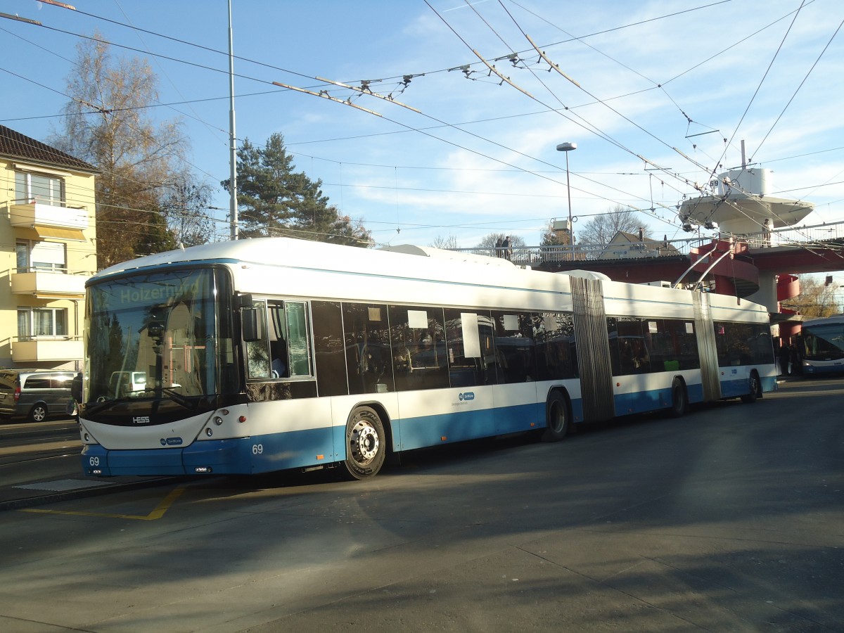 (148'285) - VBZ Zrich - Nr. 69 - Hess/Hess Doppelgelenktrolleybus am 9. Dezember 2013 in Zrich, Bucheggplatz