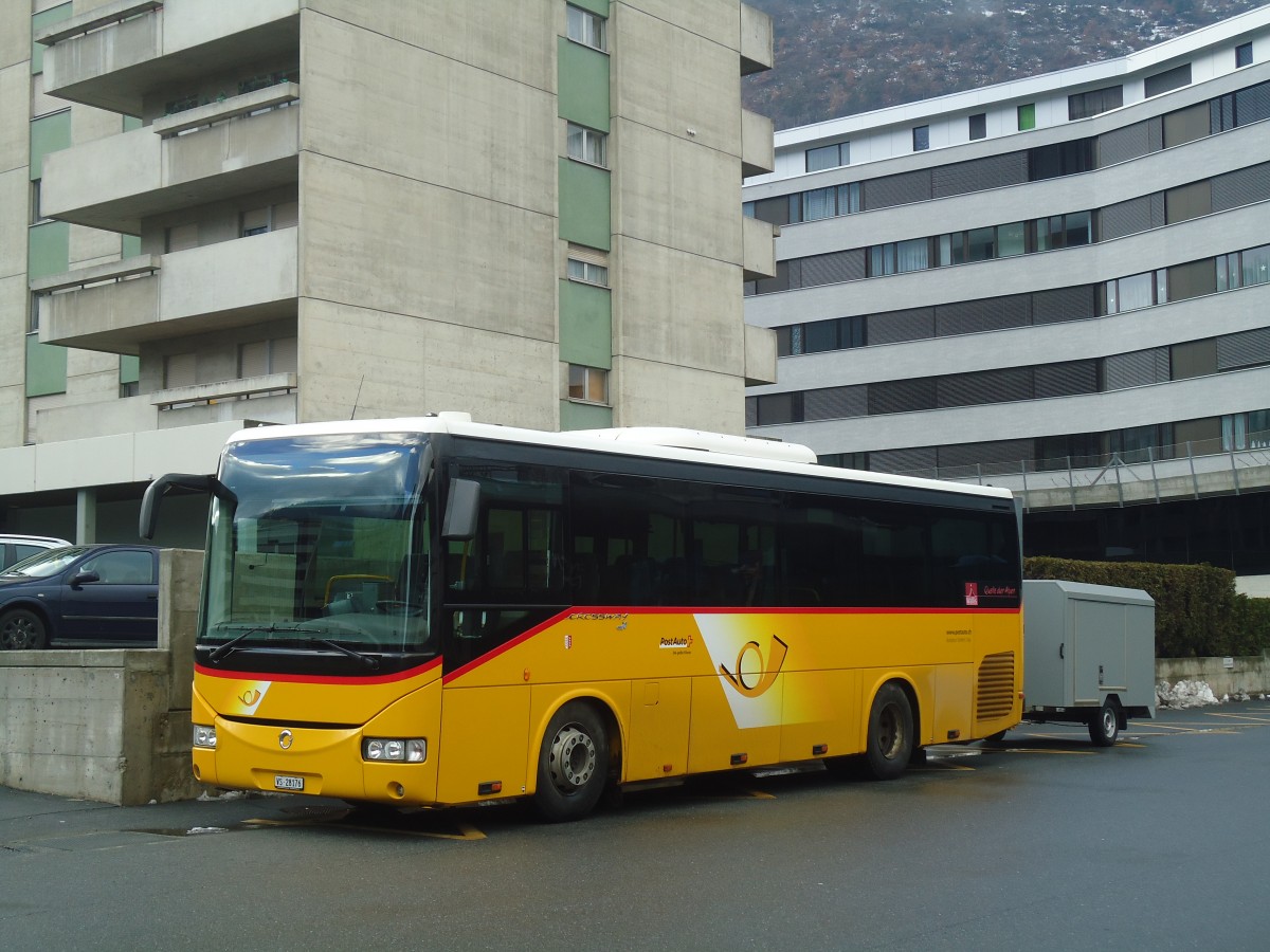 (148'559) - Autotour, Visp - VS 28'176 - Irisbus am 29. Dezember 2013 beim Bahnhof Visp