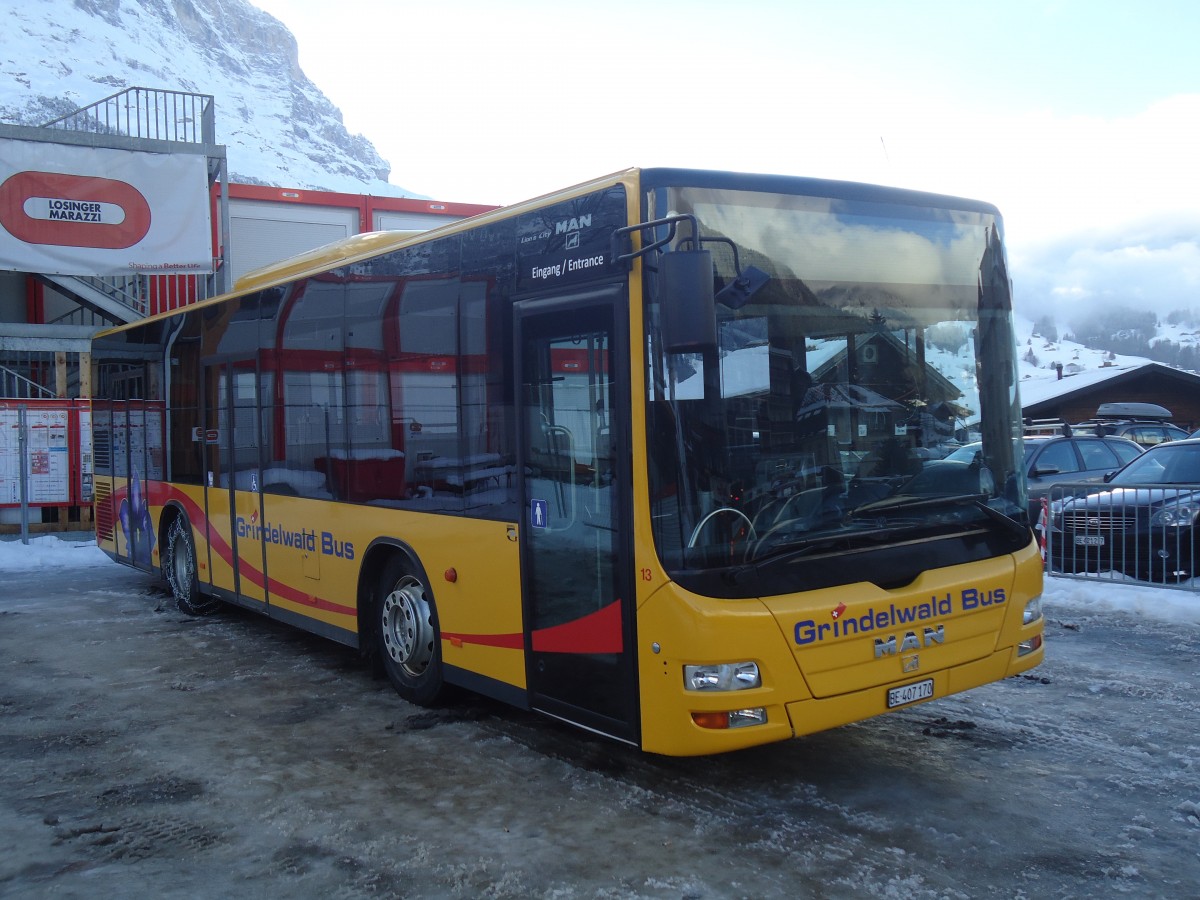 (148'618) - AVG Grindelwald - Nr. 13/BE 407'170 - MAN/Gppel am 5. Januar 2014 beim Bahnhof Grindelwald