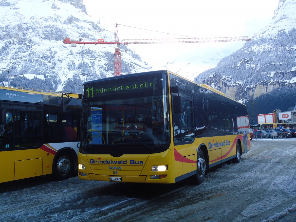 (148'620) - AVG Grindelwald - Nr. 18/BE 382'871 - MAN/Gppel am 5. Januar 2014 beim Bahnhof Grindelwald