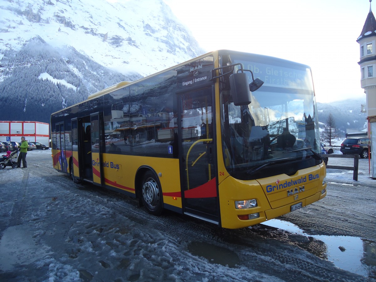(148'622) - AVG Grindelwald - Nr. 24/BE 364'408 - MAN/Gppel am 5. Januar 2014 beim Bahnhof Grindelwald