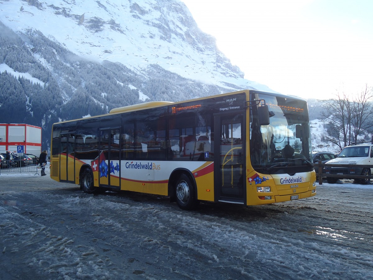 (148'623) - AVG Grindelwald - Nr. 11/BE 261'865 - MAN/Gppel am 5. Januar 2014 beim Bahnhof Grindelwald