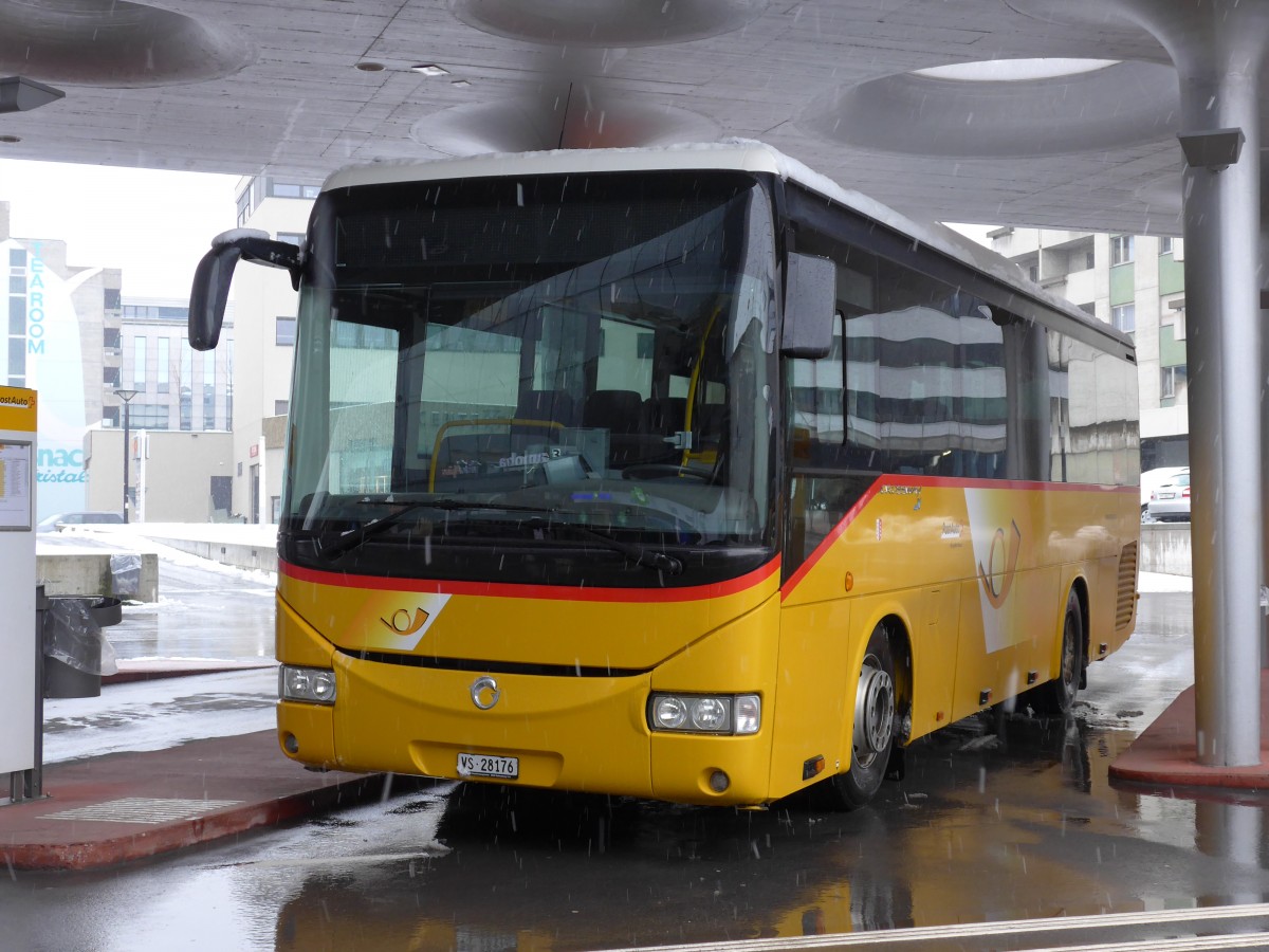 (148'690) - Autotour, Visp - VS 28'176 - Irisbus am 2. Februar 2014 beim Bahnhof Visp