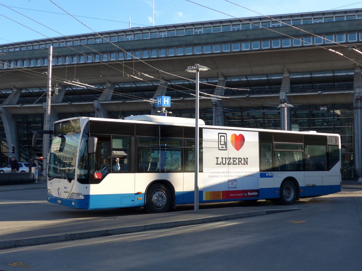 (148'832) - VBL Luzern - Nr. 71/LU 15'016 - Mercedes am 9. Februar 2014 beim Bahnhof Luzern