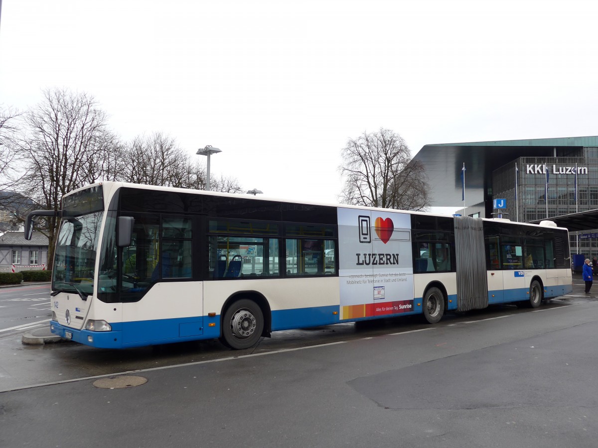 (148'871) - VBL Luzern - Nr. 142/LU 199'442 - Mercedes am 16. Februar 2014 beim Bahnhof Luzern