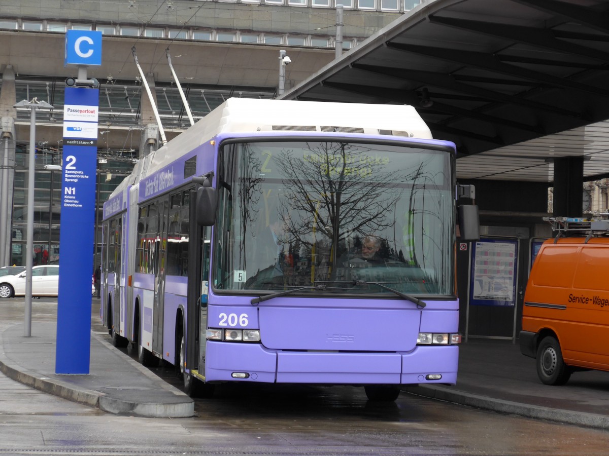 (148'877) - VBL Luzern - Nr. 206 - Hess/Hess Gelenktrolleybus am 16. Februar 2014 beim Bahnhof Luzern
