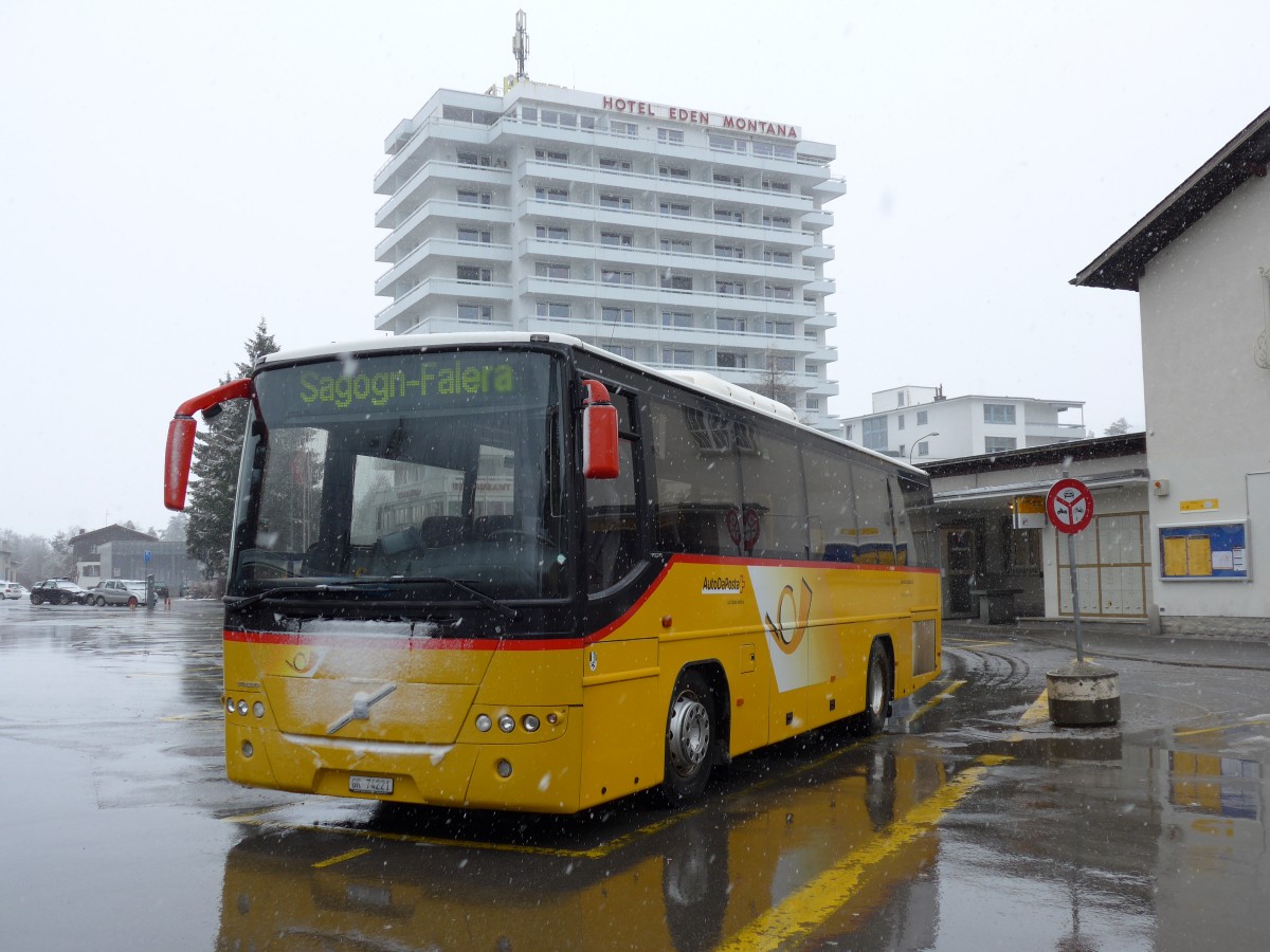 (149'055) - Fontana, Ilanz - Nr. 1/GR 74'221 - Volvo am 1. Mrz 2014 beim Bahnhof Ilanz