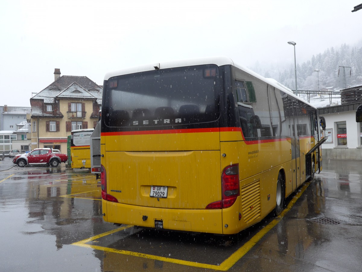 (149'074) - Fontana, Ilanz - Nr. 7/GR 79'029 - Setra am 1. Mrz 2014 beim Bahnhof Ilanz