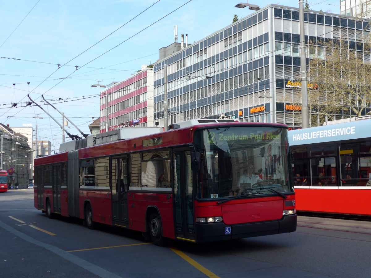 (149'640) - Bernmobil, Bern - Nr. 15 - NAW/Hess Gelenktrolleybus am 13. April 2014 beim Bahnhof Bern