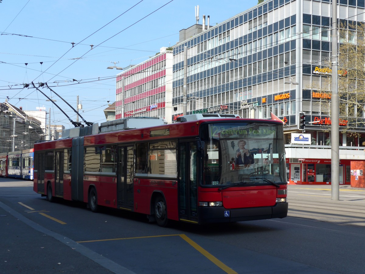 (149'644) - Bernmobil, Bern - Nr. 17 - NAW/Hess Gelenktrolleybus am 13. April 2014 beim Bahnhof Bern