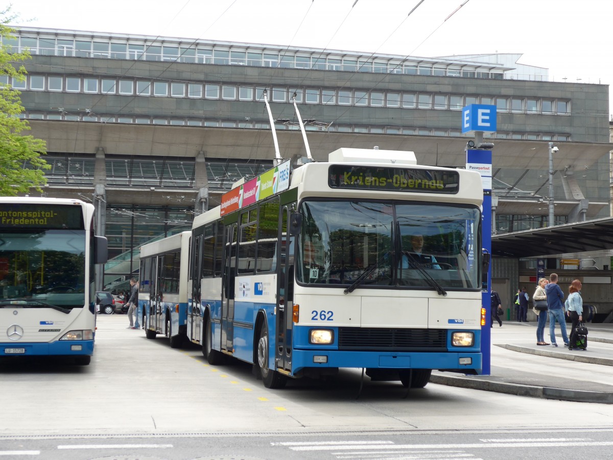 (150'589) - VBL Luzern - Nr. 262 - NAW/R&J-Hess Trolleybus am 10. Mai 2014 beim Bahnhof Luzern