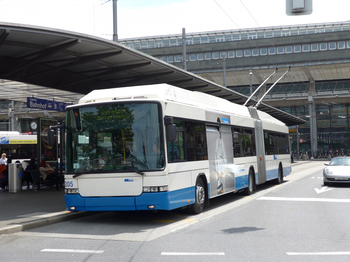 (150'628) - VBL Luzern - Nr. 205 - Hess/Hess Gelenktrolleybus am 10. Mai 2014 beim Bahnhof Luzern