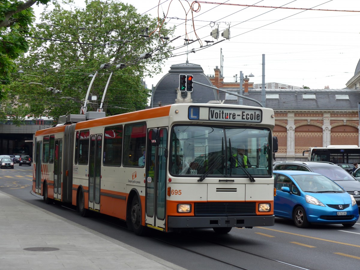 (150'823) - TPG Genve - Nr. 695 - NAW/Hess Gelenktrolleybus am 26. Mai 2014 in Genve, Place des Vingt-Deux-Cantons