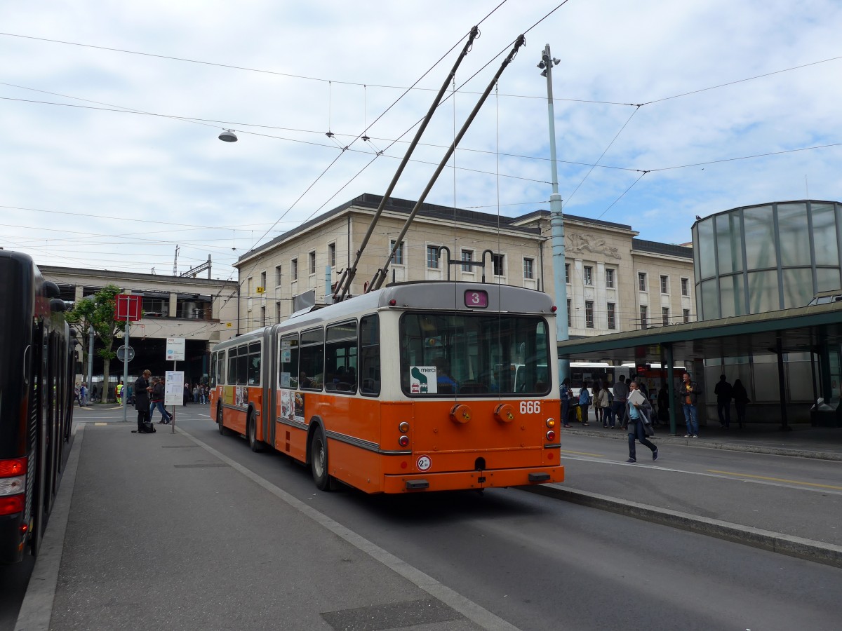 (150'893) - TPG Genve - Nr. 666 - Saurer/Hess Gelenktrolleybus am 26. Mai 2014 beim Bahnhof Genve