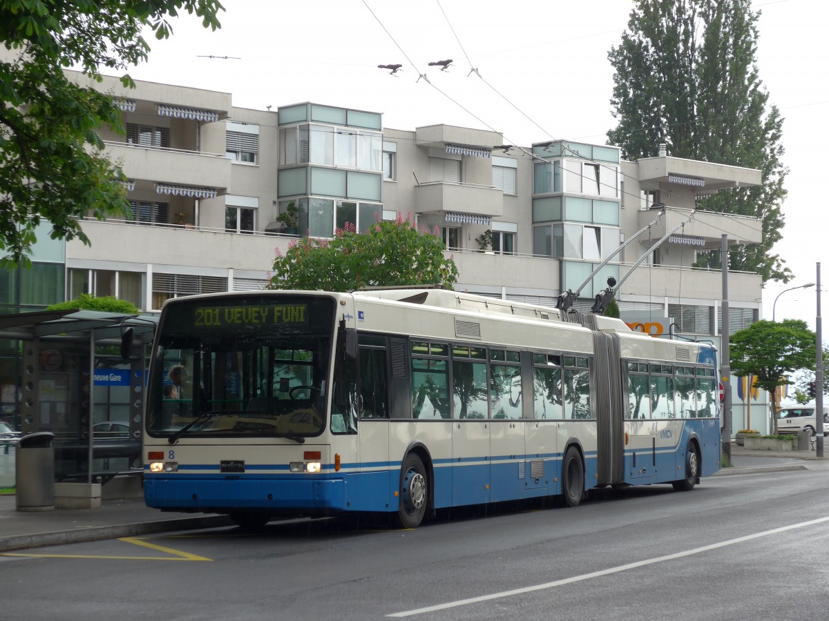 (150'895) - VMCV Clarens - Nr. 8 - Van Hool Gelenktrolleybus am 26. Mai 2014 beim Bahnhof Villeneuve