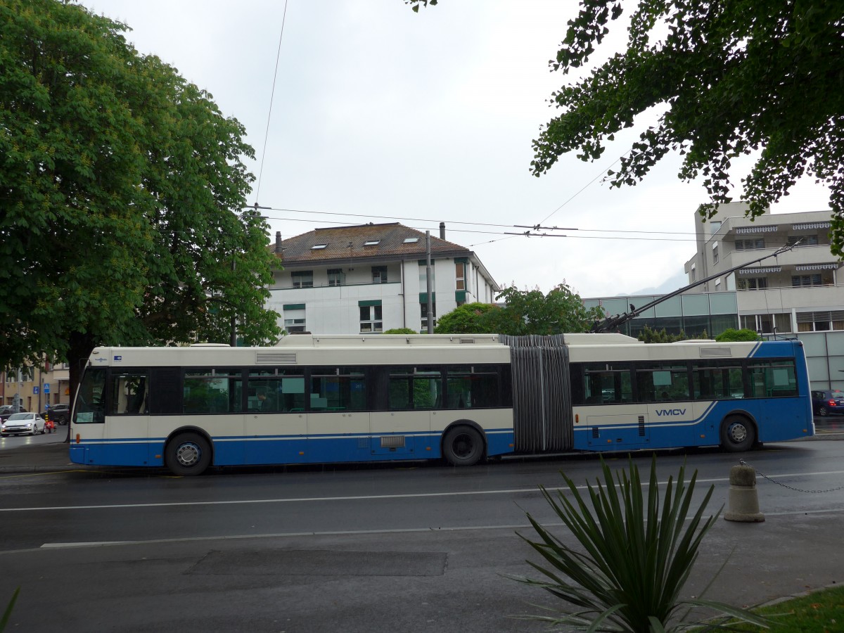 (150'897) - VMCV Clarens - Nr. 8 - Van Hool Gelenktrolleybus am 26. Mai 2014 beim Bahnhof Villeneuve