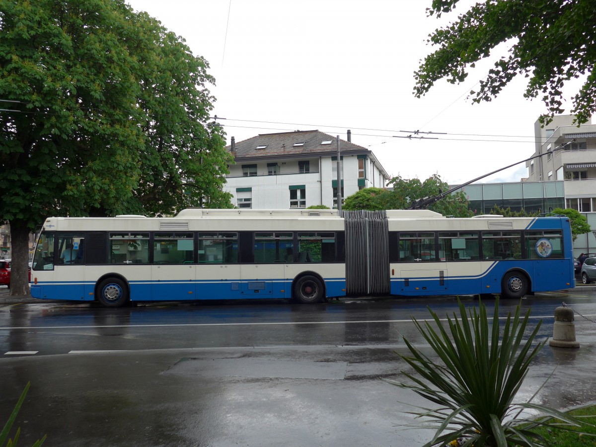 (150'911) - VMCV Clarens - Nr. 11 - Van Hool Gelenktrolleybus am 26. Mai 2014 beim Bahnhof Villeneuve