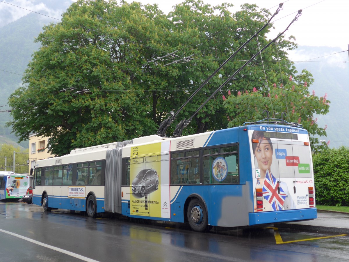 (150'915) - VMCV Clarens - Nr. 5 - Van Hool Gelenktrolleybus am 26. Mai 2014 beim Bahnhof Villeneuve