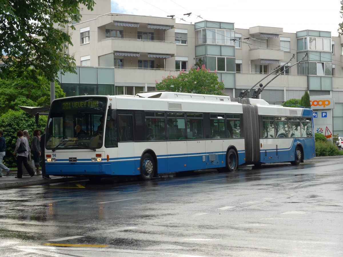 (150'916) - VMCV Clarens - Nr. 14 - Van Hool Gelenktrolleybus am 26. Mai 2014 beim Bahnhof Villeneuve