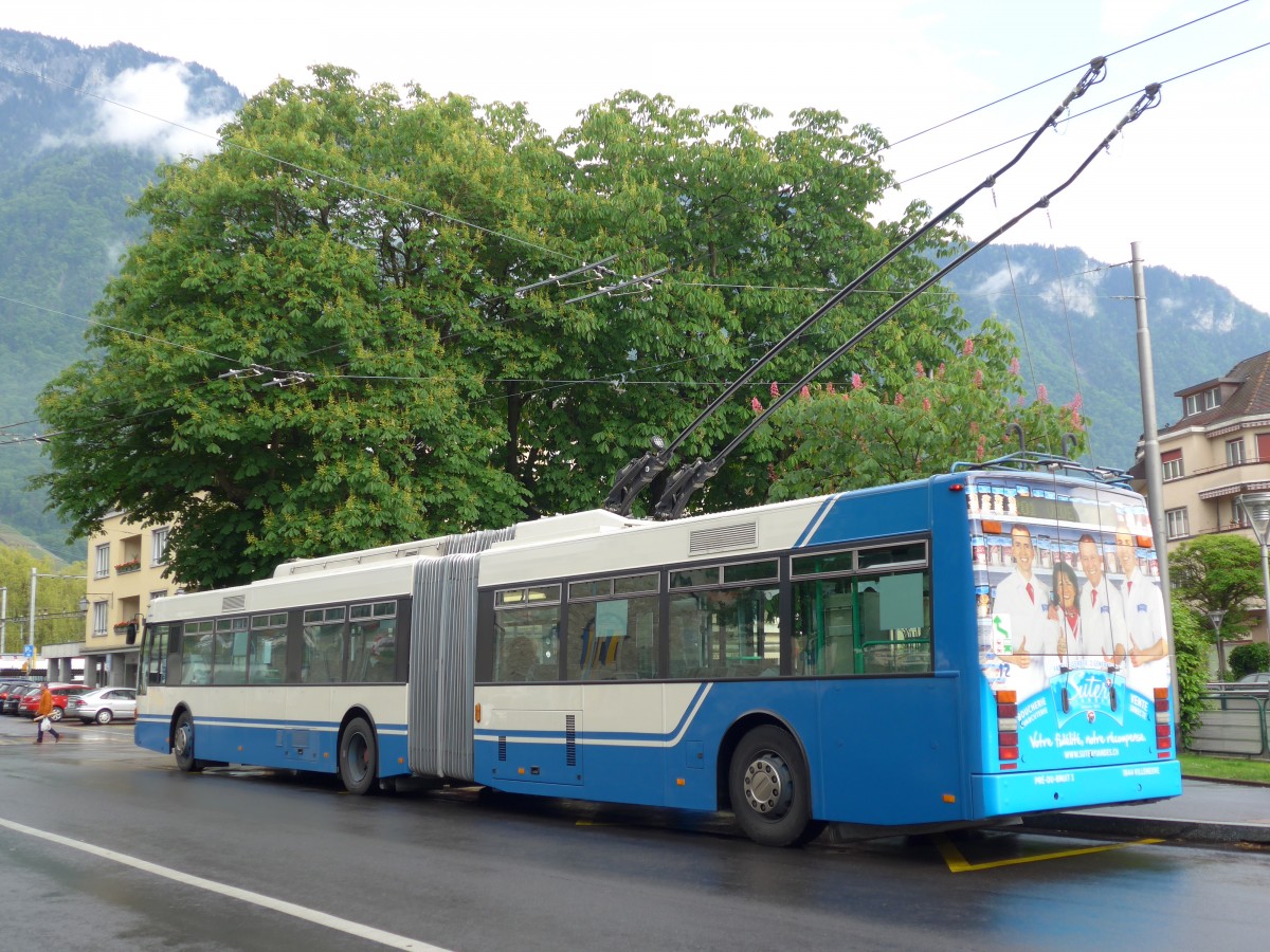 (150'924) - VMCV Clarens - Nr. 12 - Van Hool Gelenktrolleybus am 26. Mai 2014 beim Bahnhof Villeneuve