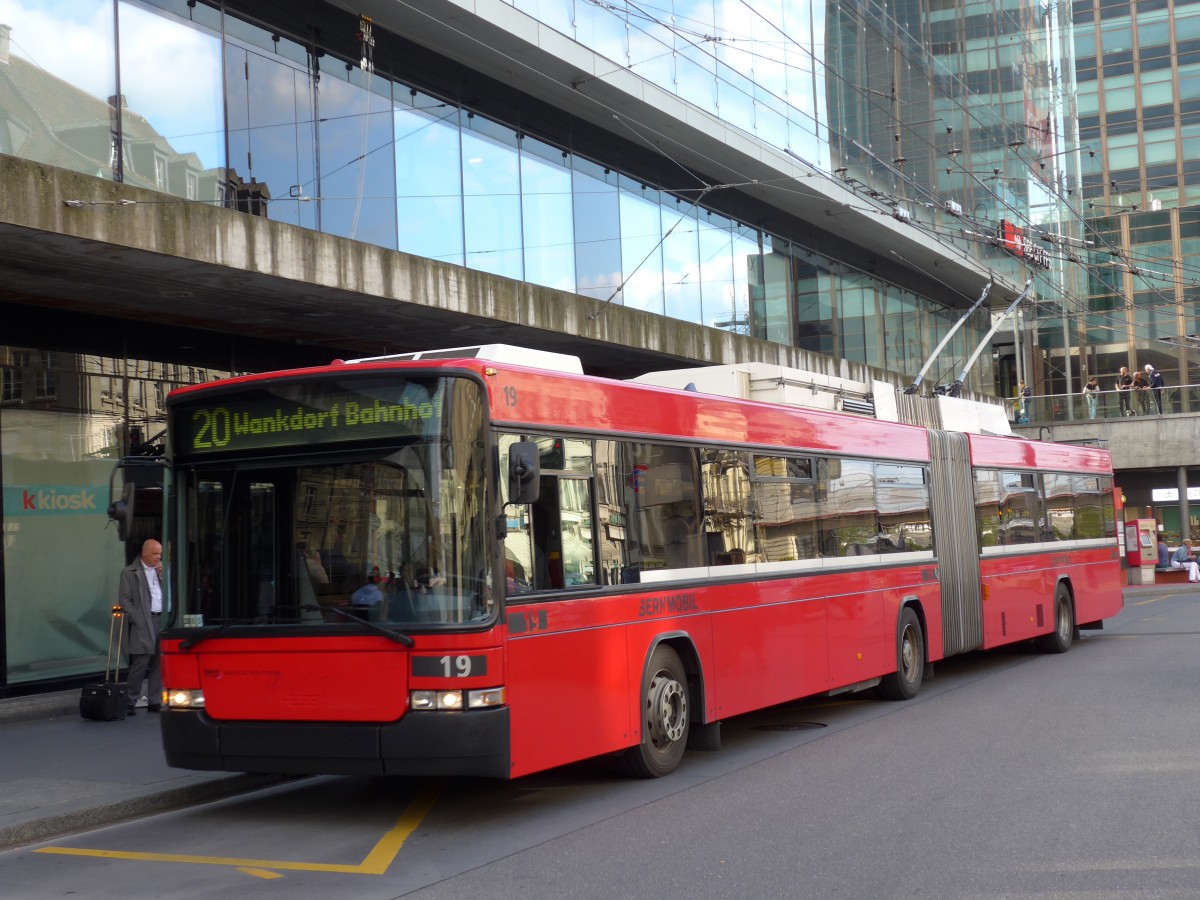 (151'014) - Bernmobil, Bern - Nr. 19 - NAW/Hess Gelenktrolleybus am 28. Mai 2014 beim Bahnhof Bern