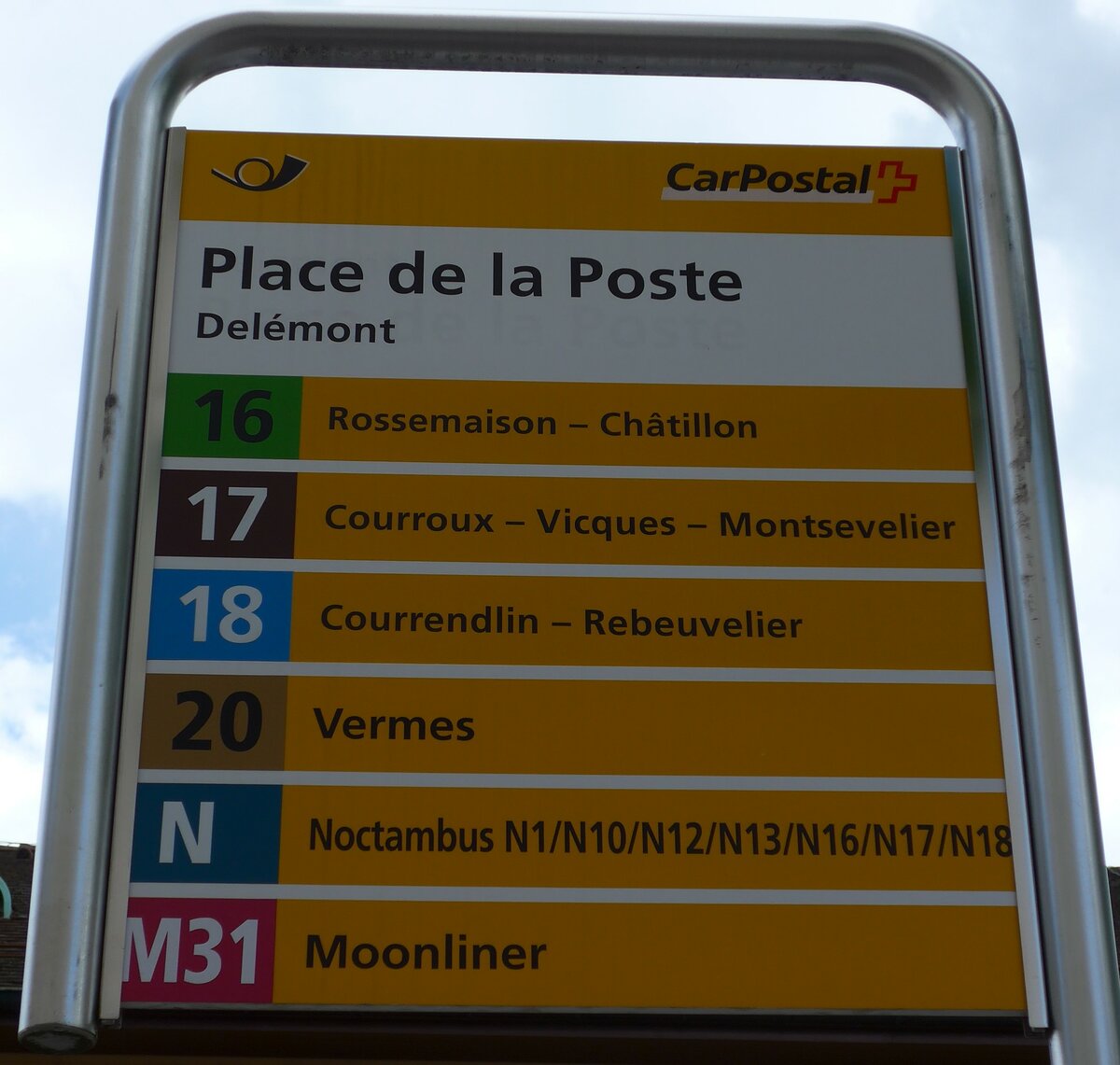 (151'055) - PostAuto-Haltestellenschild - Delmont, Place de la Poste - am 29. Mai 2014