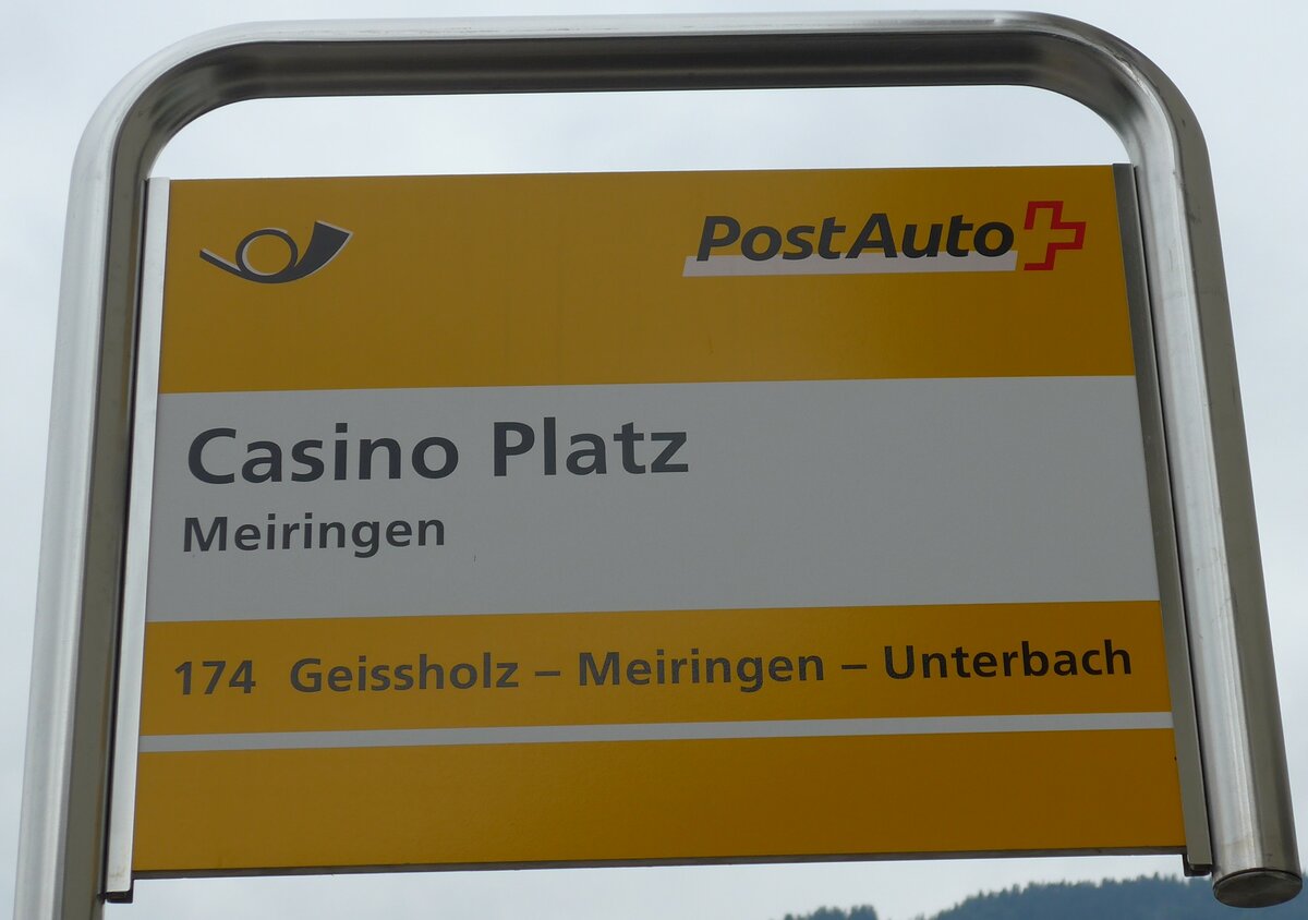 (151'569) - PostAuto-Haltestellenschild - Meiringen, Casino Platz - am 15. Juni 2014
