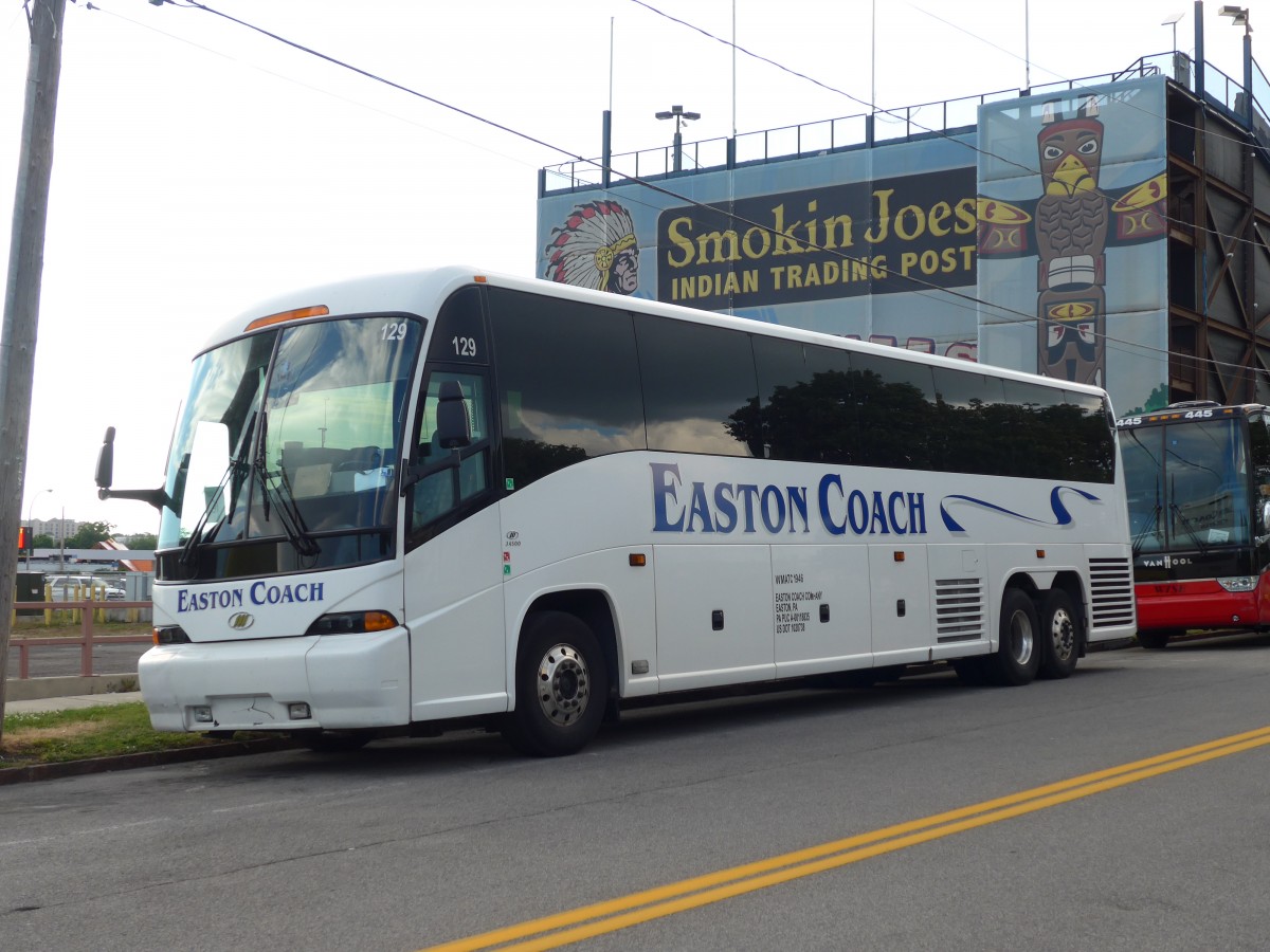 (152'810) - Easton Coach, Easton - Nr. 129/BW 02'609 - MCI am 15. Juli 2014 in Niagara Falls