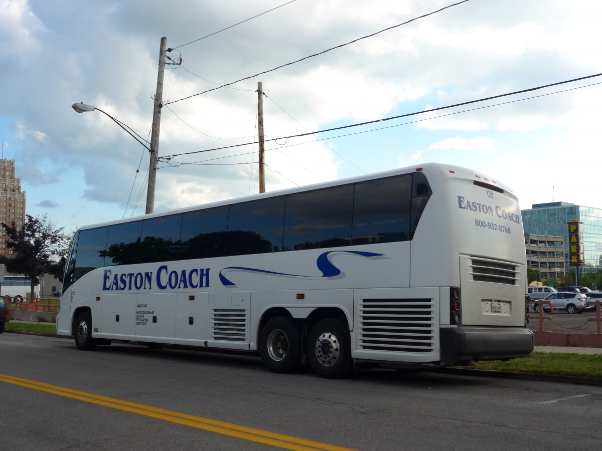 (152'812) - Easton Coach, Easton - Nr. 129/BW 02'609 - MCI am 15. Juli 2014 in Niagara Falls