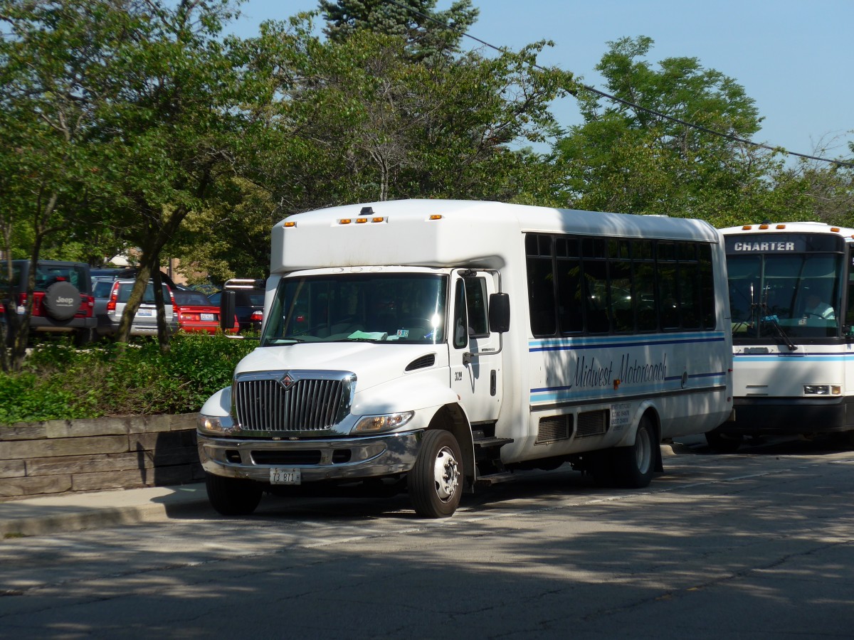 (152'983) - Midwest Motorcoach, Gurnee - Nr. 546/73'871 H - International am 17. Juli 2014 beim Bahnhof Lake Forest
