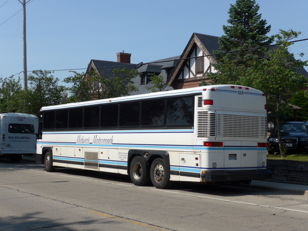(152'985) - Midwest Motorcoach, Gurnee - Nr. 525/P 799'563 - MCI am 17. Juli 2014 beim Bahnhof Lake Forest