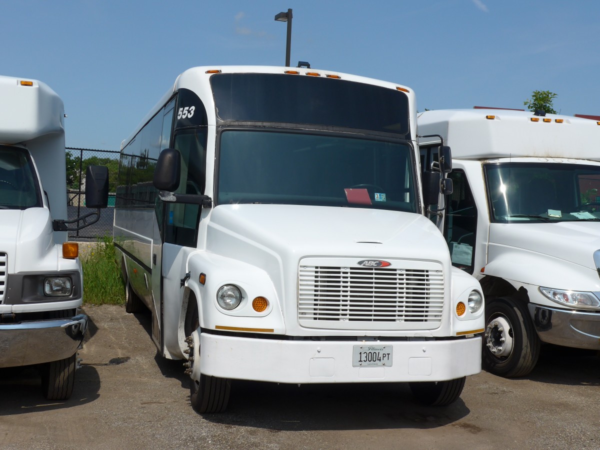 (152'994) - Midwest Motorcoach, Gurnee - Nr. 553/13'004 PT - ABC am 17. Juli 2014 in Gurnee, Garage