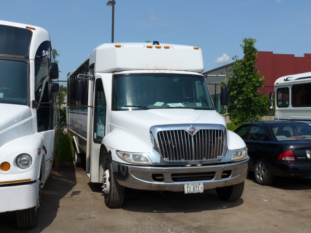 (152'995) - Midwest Motorcoach, Gurnee - Nr. 546/73'871 H - International am 17. Juli 2014 in Gurnee, Garage