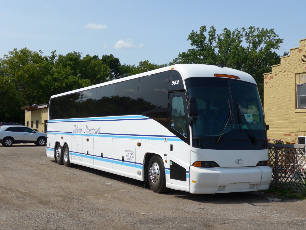 (153'000) - Midwest Motorcoach, Gurnee - Nr. 552/P 599'135 - MCI am 17. Juli 2014 in Gurnee, Garage 