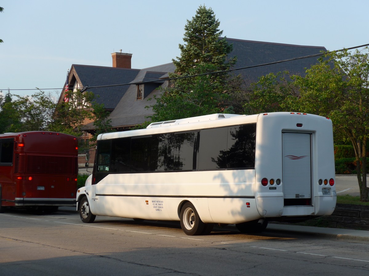 (153'086) - Midwest Motorcoach, Gurnee - Nr. 553/13'004 PT - ABC am 18. Juli 2014 beim Bahnhof Lake Forest