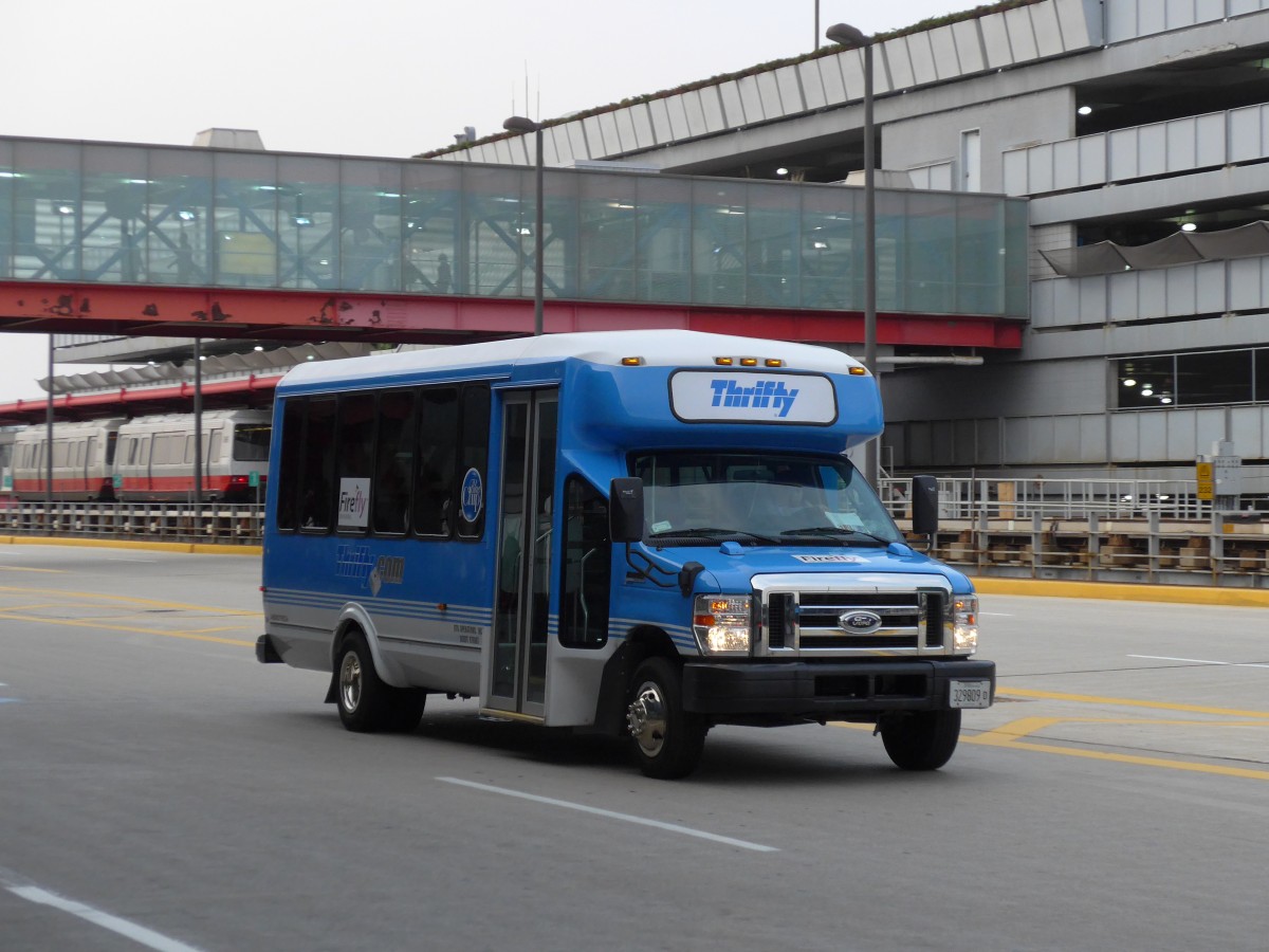 (153'296) - Thrifty, Tulsa - 329'809 D - Ford am 19. Juli 2014 in Chicago, Airport O'Hare