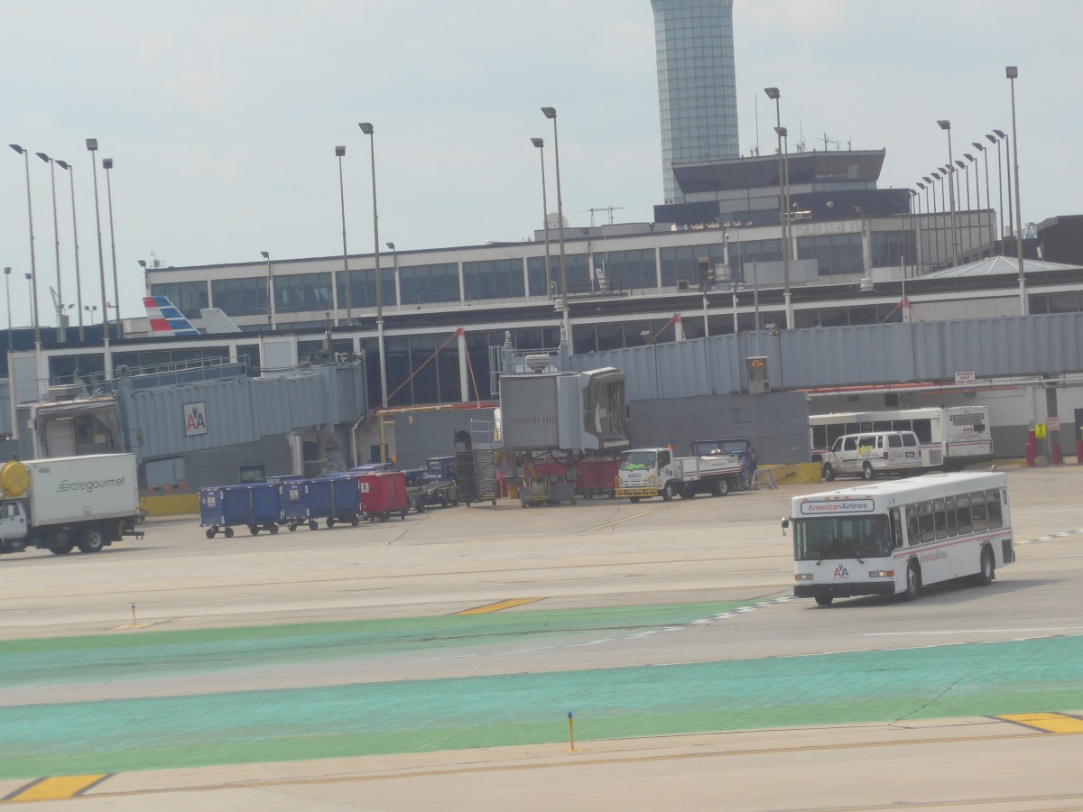 (153'427) - American Airlines - Nr. 1628 - Gillig am 20. Juli 2014 in Chicago, Airport O'Hare